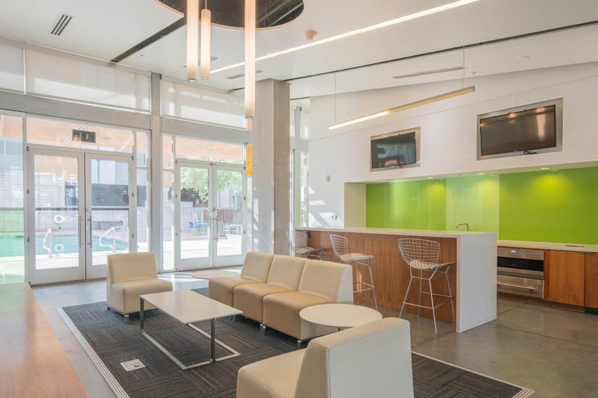 Striking 2Bd - Cdt- Gym, Pool, Parking - Sleep8 Apartment Phoenix Exterior photo