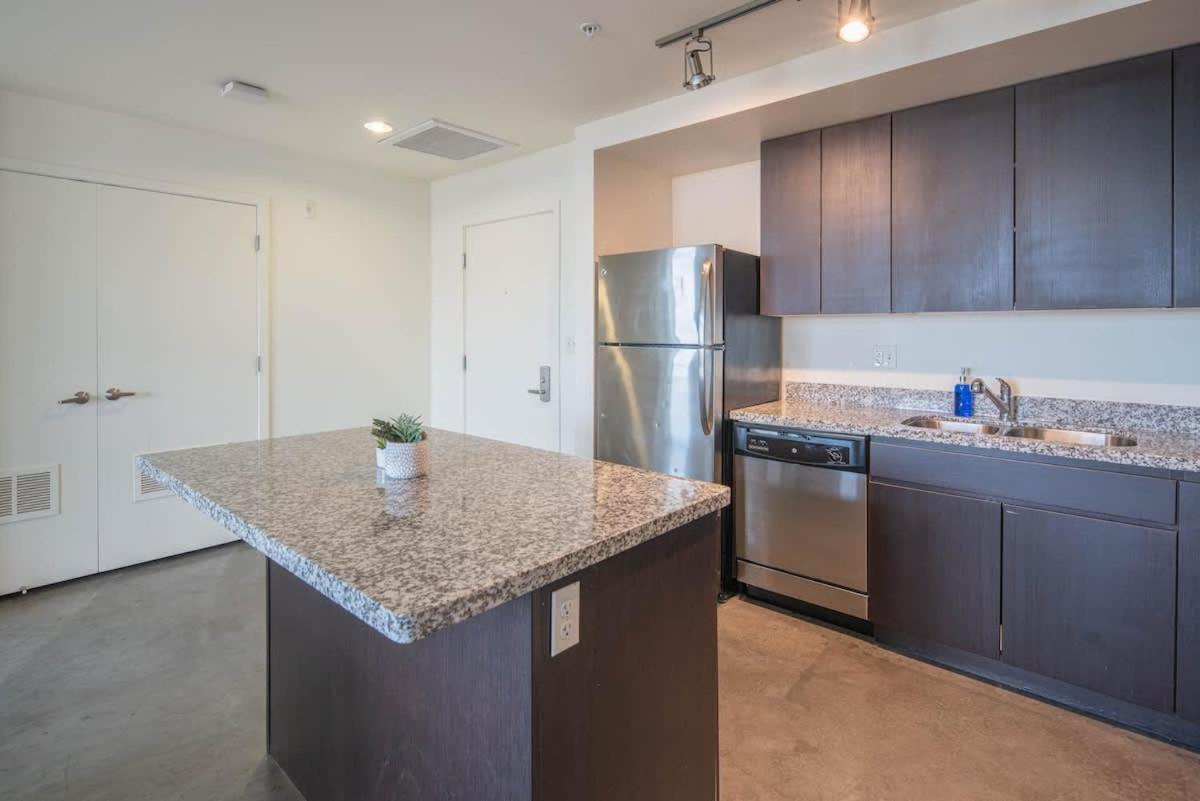 Striking 2Bd - Cdt- Gym, Pool, Parking - Sleep8 Apartment Phoenix Exterior photo