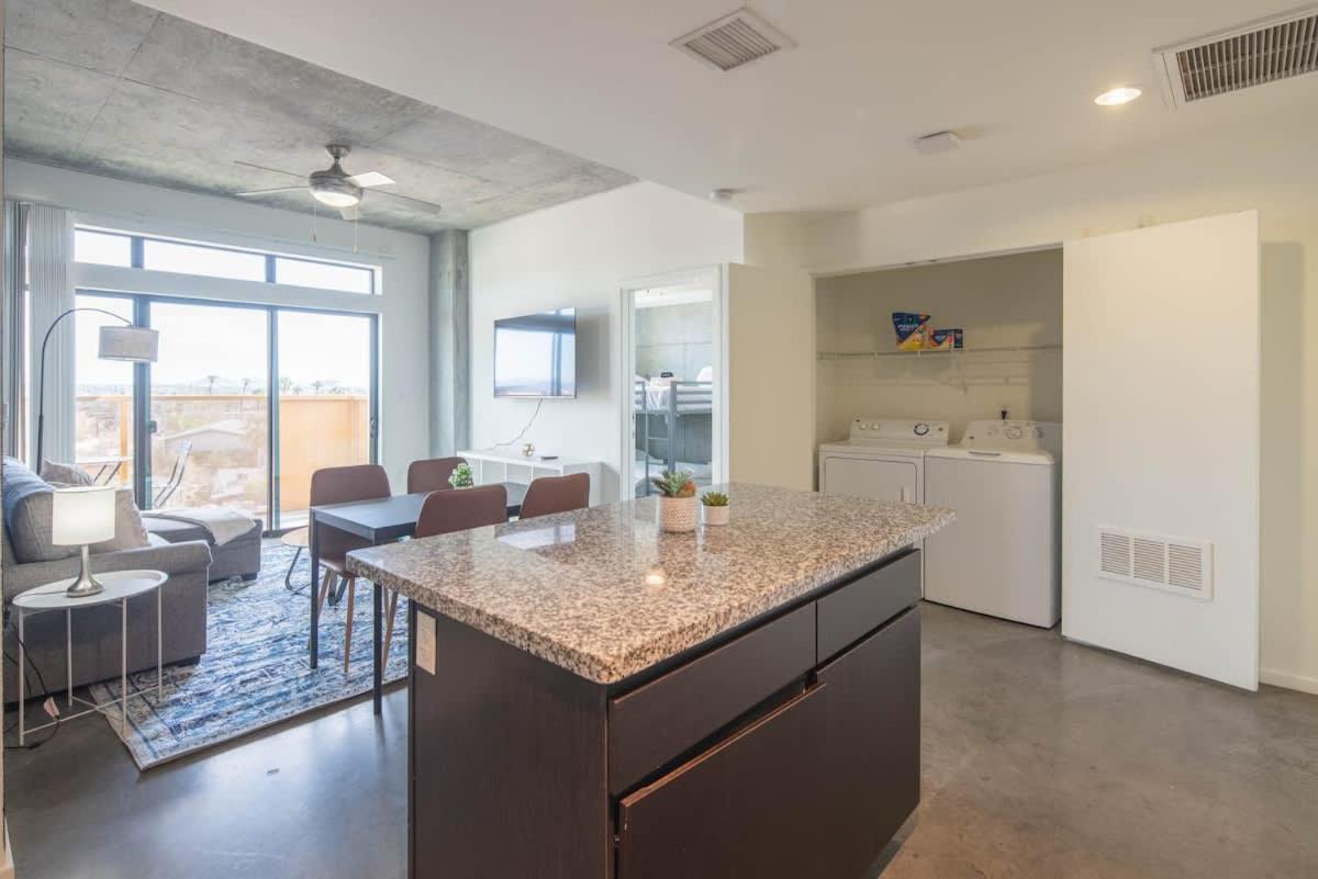 Striking 2Bd - Cdt- Gym, Pool, Parking - Sleep8 Apartment Phoenix Exterior photo