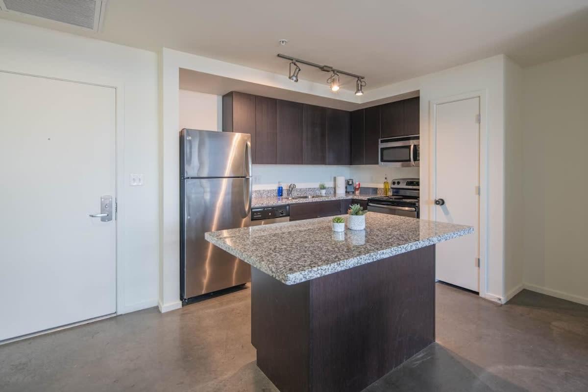Striking 2Bd - Cdt- Gym, Pool, Parking - Sleep8 Apartment Phoenix Exterior photo