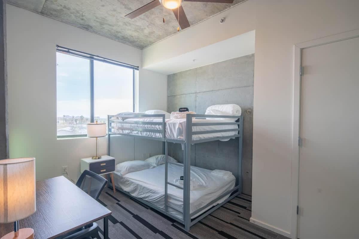 Striking 2Bd - Cdt- Gym, Pool, Parking - Sleep8 Apartment Phoenix Exterior photo