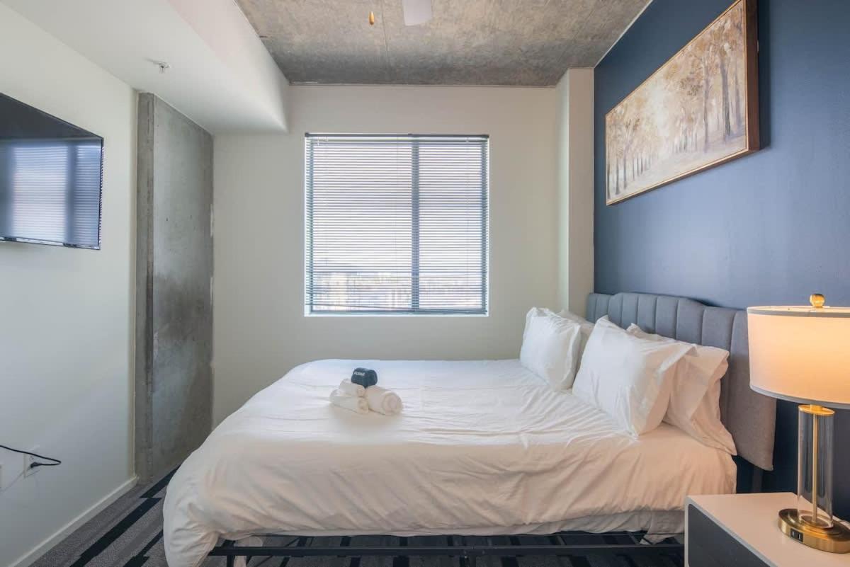 Striking 2Bd - Cdt- Gym, Pool, Parking - Sleep8 Apartment Phoenix Exterior photo