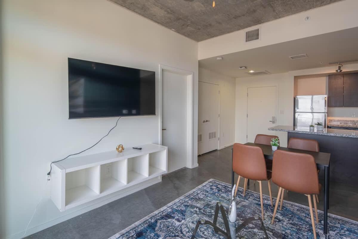 Striking 2Bd - Cdt- Gym, Pool, Parking - Sleep8 Apartment Phoenix Exterior photo