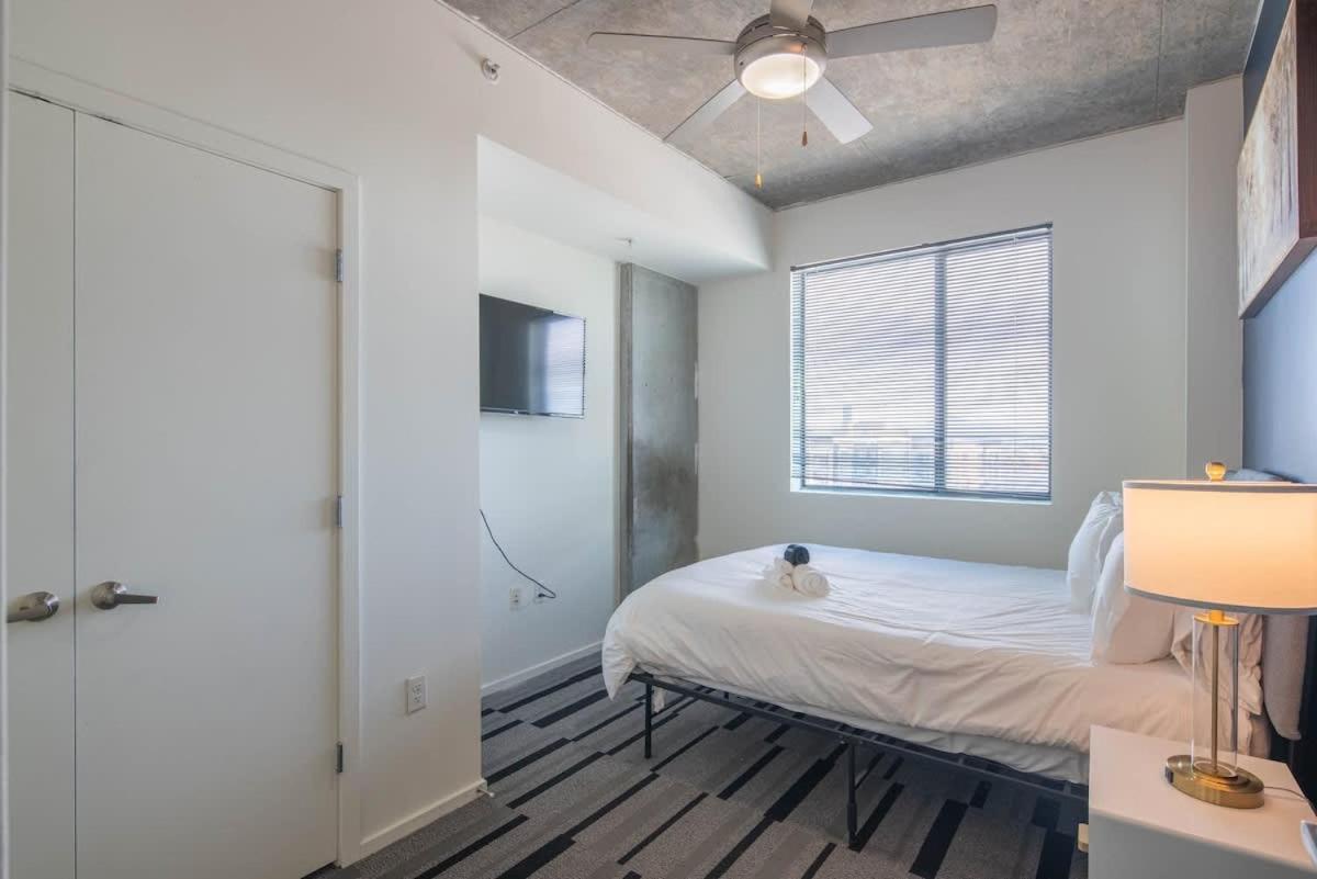 Striking 2Bd - Cdt- Gym, Pool, Parking - Sleep8 Apartment Phoenix Exterior photo